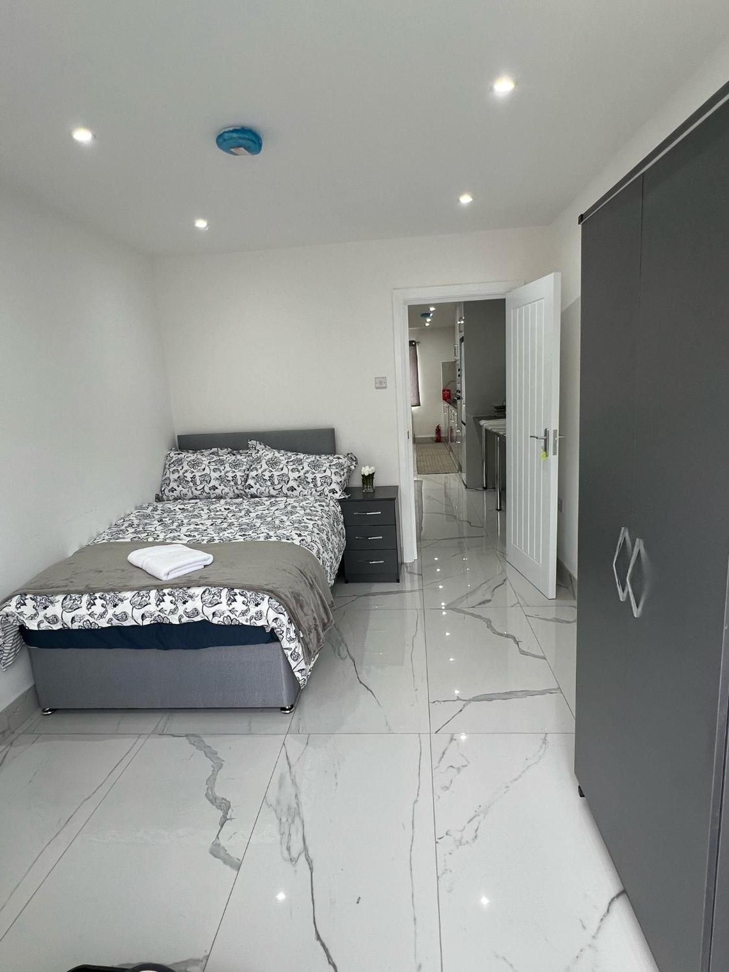 93 New Road Apartment Harmondsworth Екстериор снимка